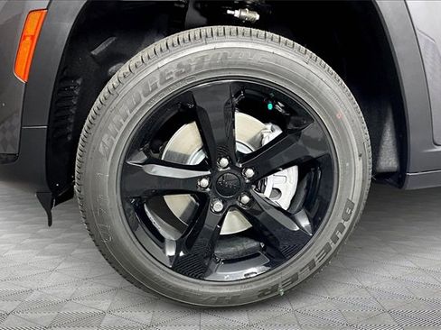 New 2025 Jeep Grand Cherokee L Altitude image 13
