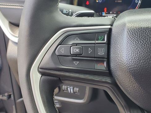 Used 2023 Jeep Grand Cherokee Altitude AWD/4WD image 12