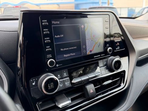 Used 2020 Toyota Highlander XLE AWD/4WD image 11