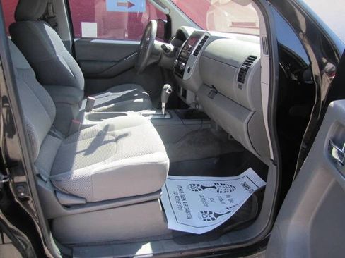 Used 2010 Nissan Frontier SE image 12