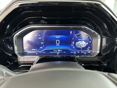Used 2025 Chevrolet Silverado 1500 High Country AWD/4WD image 11