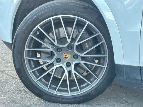 Used 2022 Porsche Cayenne Coupe image 10
