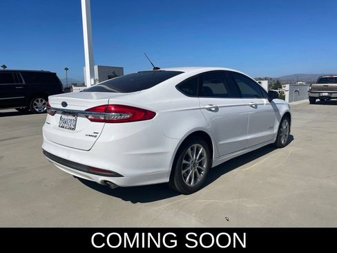 Used 2017 Ford Fusion SE FWD image 2