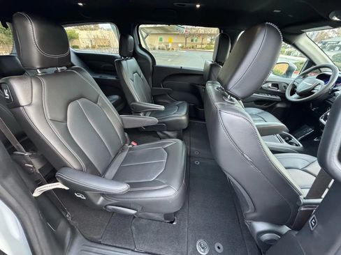 Used 2023 Chrysler Pacifica Touring-L w/ S Appearance Package FWD image 14