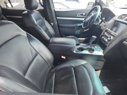Used 2016 Ford Explorer XLT w/ Equipment Group 202A FWD image 11