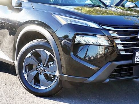 Used 2024 Nissan Rogue SV FWD image 4
