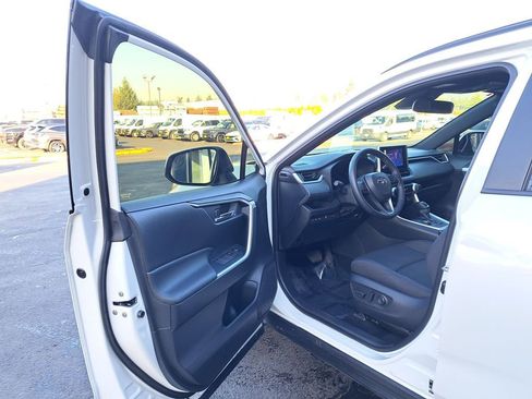 Used 2023 Toyota RAV4 SE w/ Convenience Package image 10