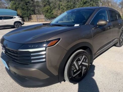 Used 2025 Nissan Kicks SV w/ Charging Package image 4