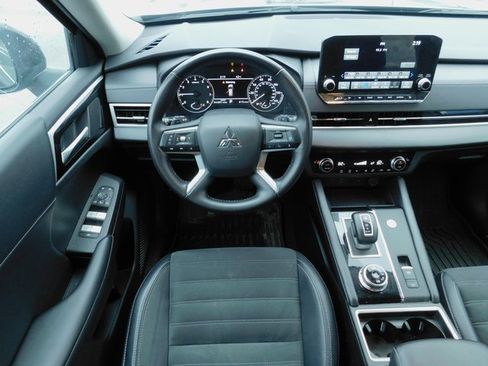 Used 2024 Mitsubishi Outlander SE image 16