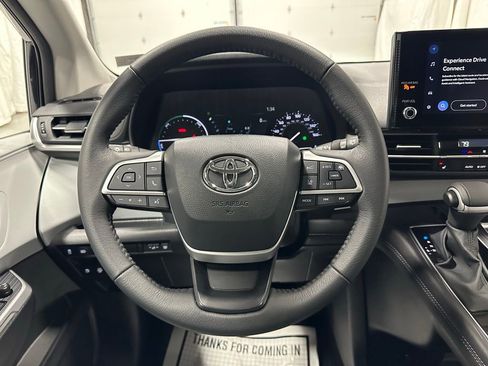 Used 2025 Toyota Sienna XLE image 18