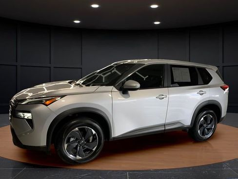 Used 2024 Nissan Rogue SV image 2