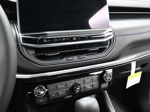 New 2026 Jeep Compass Latitude image 18