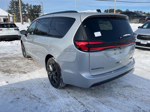 New 2026 Chrysler Pacifica Limited image 5