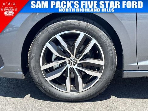 Used 2025 Volkswagen Jetta SE FWD image 19