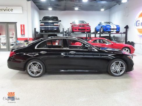 Used 2018 Mercedes-Benz E 300 4MATIC w/ Premium 2 Package (Q02) image 3
