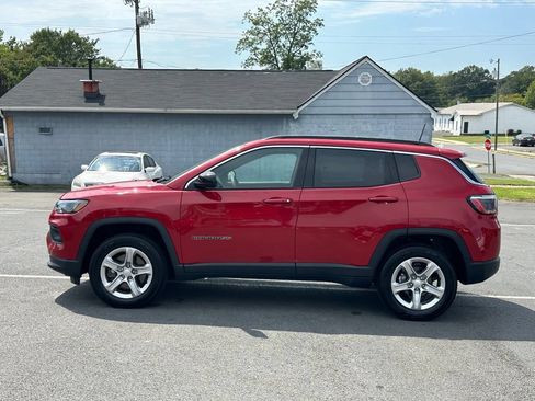 Used 2023 Jeep Compass Latitude w/ Convenience Group AWD/4WD image 3