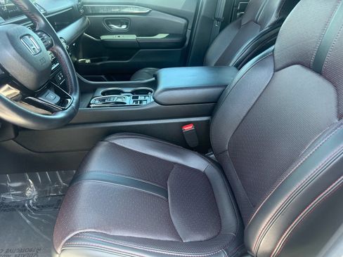 Used 2025 Honda Pilot Black Edition image 10