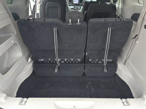 Used 2023 Chrysler Voyager LX FWD image 17