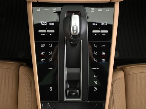 Used 2025 Porsche Macan image 42