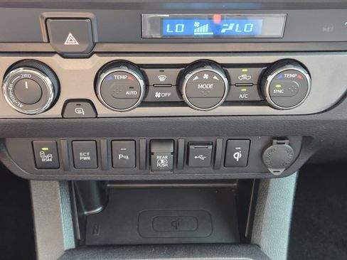Used 2021 Toyota Tacoma TRD Sport w/ Technology Package AWD/4WD image 16