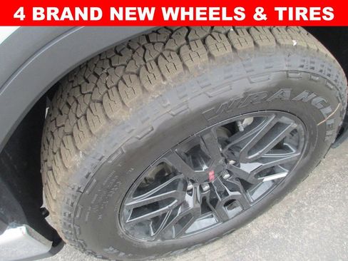 Used 2023 GMC Sierra 1500 SLE image 2