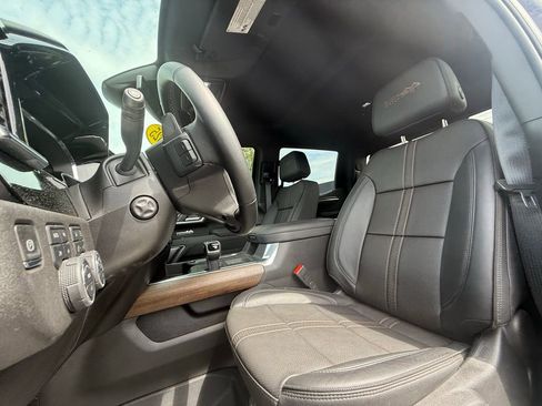 Used 2025 Chevrolet Silverado 1500 High Country w/ Z71 Off-Road Package image 4