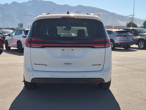 Used 2025 Chrysler Pacifica Limited FWD image 4
