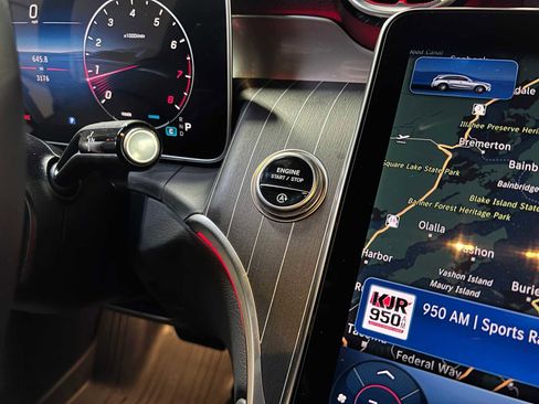 Used 2025 Mercedes-Benz GLC 300 4MATIC image 31