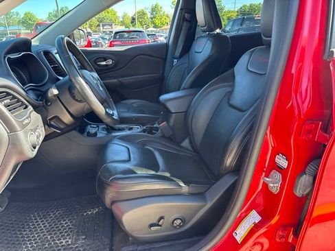 Used 2019 Jeep Cherokee Trailhawk AWD/4WD image 13