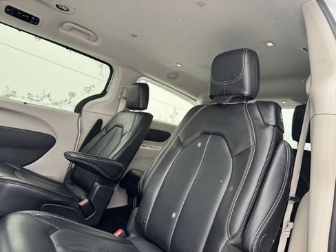 Used 2024 Chrysler Pacifica Touring-L image 11