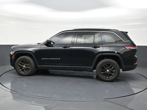 Used 2024 Jeep Grand Cherokee Laredo X w/ Luxury Tech Group I AWD/4WD image 2