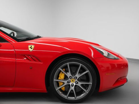 Used 2010 Ferrari California RWD image 11