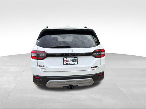 Used 2025 Honda Pilot TrailSport image 9