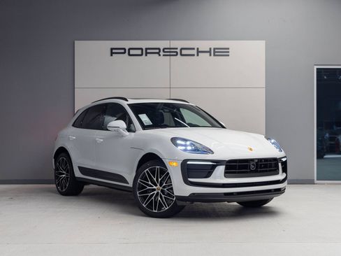 Certified 2026 Porsche Macan AWD/4WD image 9