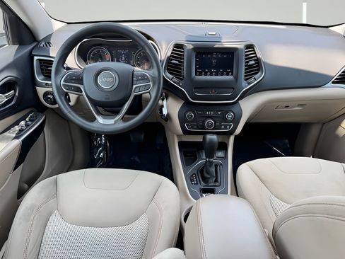 Used 2019 Jeep Cherokee Latitude w/ Popular Appearance Group FWD image 19