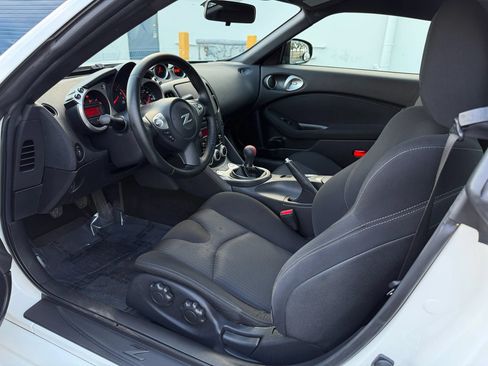 Used 2016 Nissan 370Z Coupe RWD image 8