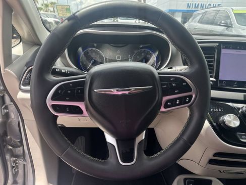 Used 2024 Chrysler Pacifica Touring-L FWD image 21