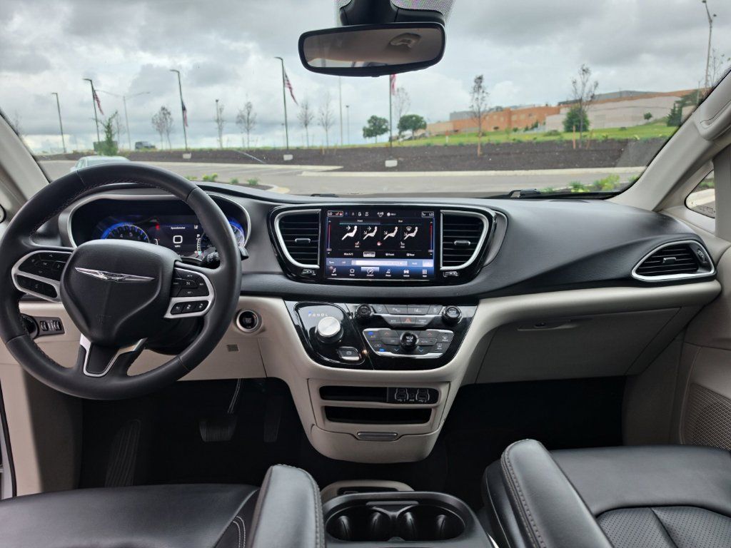 Used 2023 Chrysler Pacifica Touring-L FWD image 20