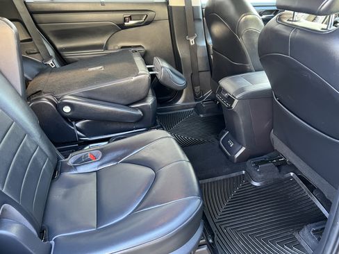 Used 2022 Toyota Highlander XLE image 24