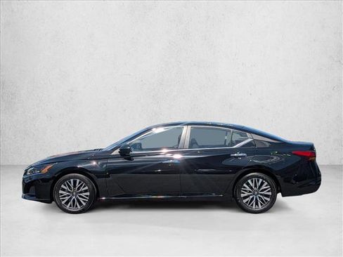 Used 2025 Nissan Altima 2.5 SV FWD image 9