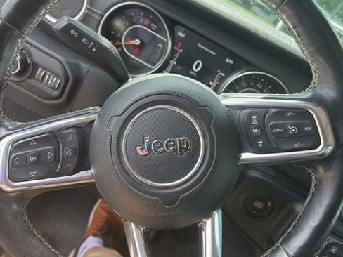 Used 2020 Jeep Gladiator Overland AWD/4WD image 16
