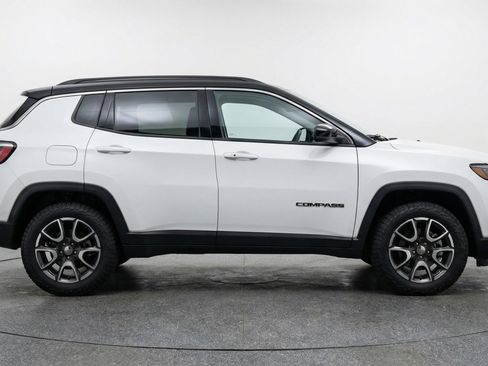 Used 2025 Jeep Compass Trailhawk AWD/4WD image 11