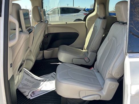 Used 2017 Chrysler Pacifica Touring-L Plus w/ Tire & Wheel Group image 7