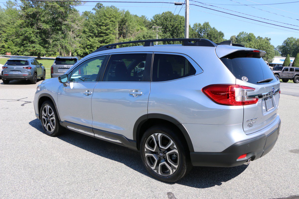 Used 2026 Subaru Ascent Limited AWD/4WD image 3