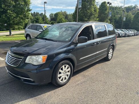 Used 2014 Chrysler Town & Country Touring FWD image 3