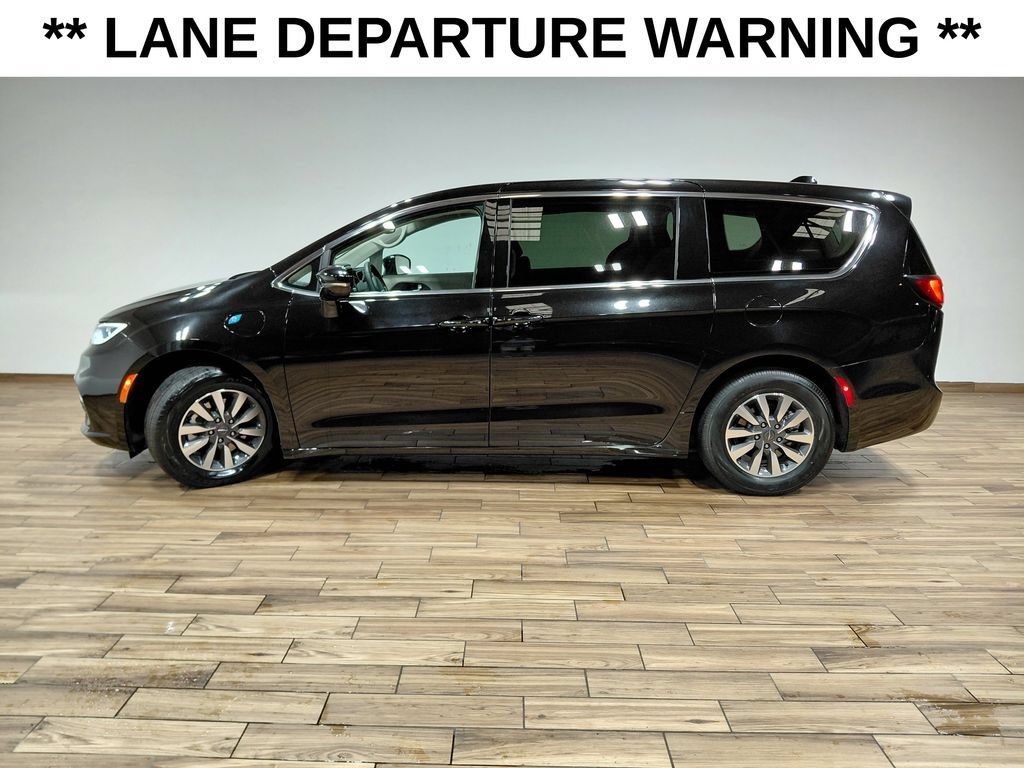 Certified 2024 Chrysler Pacifica Limited FWD image 16