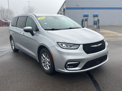 Used 2023 Chrysler Pacifica Touring image 7