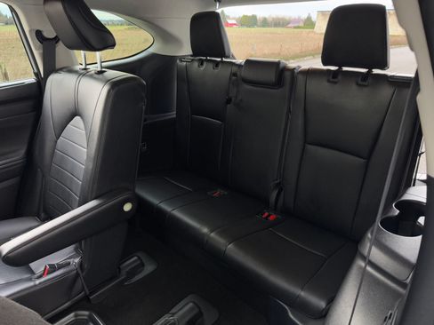Used 2023 Toyota Highlander XLE AWD/4WD image 33