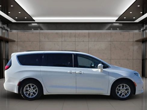 Used 2022 Chrysler Pacifica Touring-L image 9