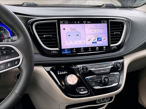 Used 2023 Chrysler Pacifica Touring-L FWD image 6
